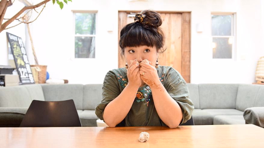 Sales department mother, Reimi Katori, puts all her energy into her work and is hungry for laughter