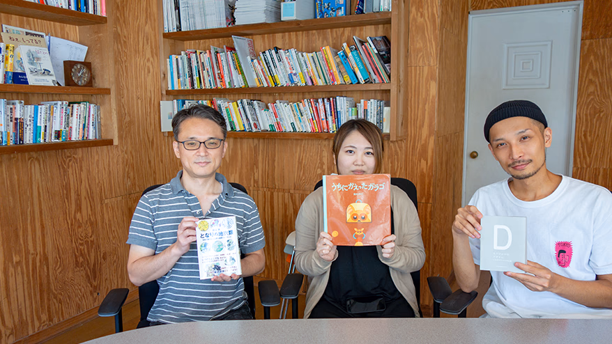 Enjoy the passing summer with a book.<br> <span>~Monosus' "Reading Club" #26~</span>