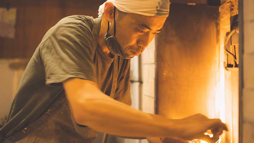 Build your own wood-fired oven and bake bread in the heart of Tokyo. Promotional video for "Bakery Shiomi"