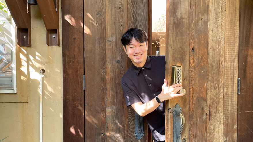 Because my scope of responsibility is clearly defined, I can work where and when I want. Coding Director, Minetake Hata
