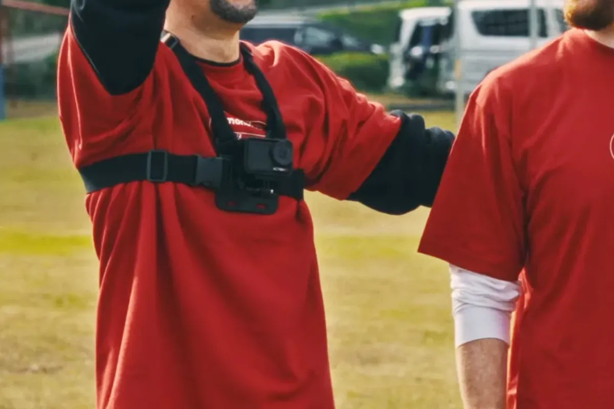 アクションカメラはチェストマウントを使って胸元に装着。