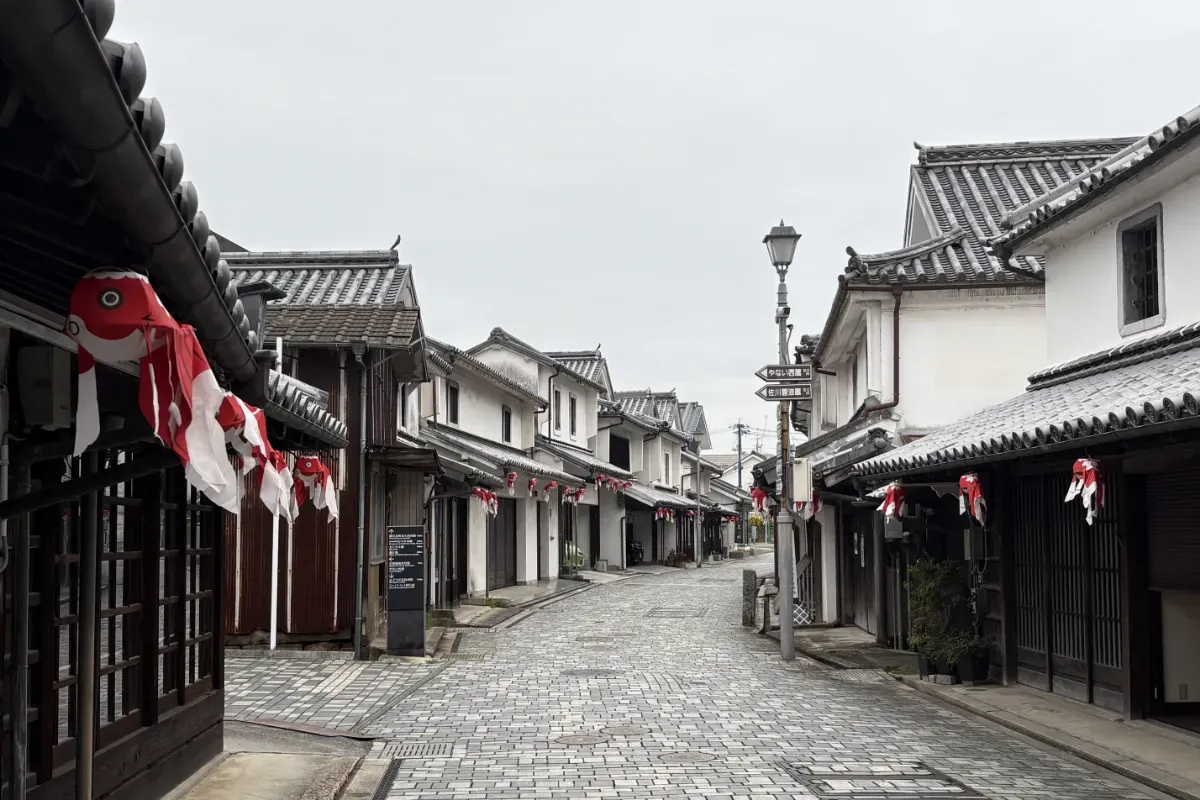 Yanai City's white-walled townscape retains the atmosphere of Edo-period merchant houses.