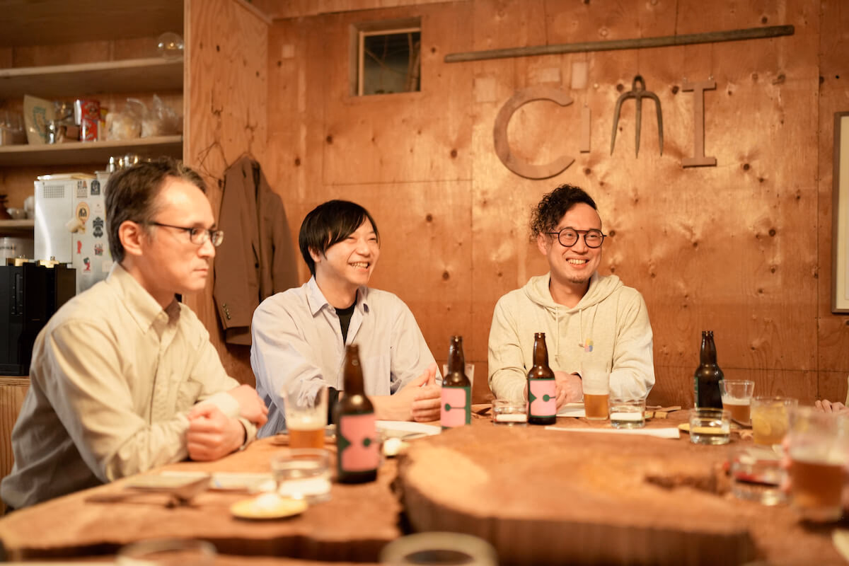 Yuten Hirao and Monosus members chatting casually at Chimi Restaurant