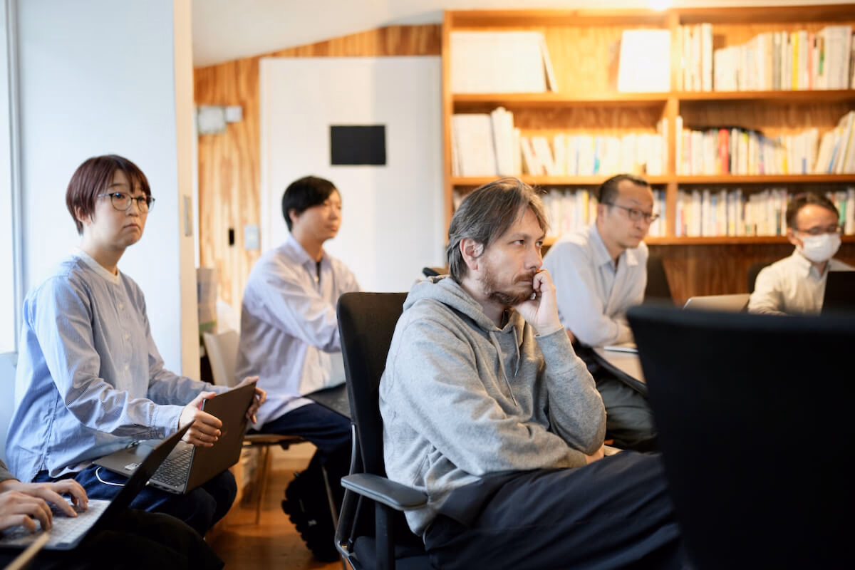 Monosus members listen seriously to Yuten Hirao's speech