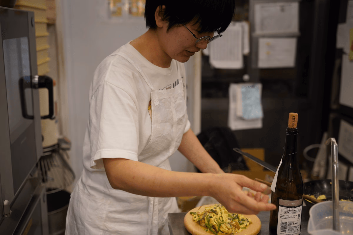 Tomo-san making chive and egg