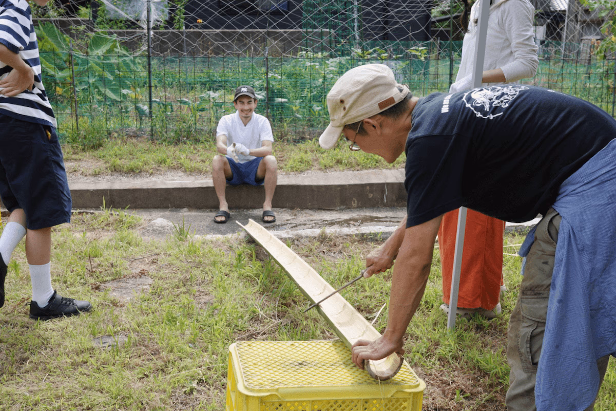Cutting bamboo to make a sink for somen noodles