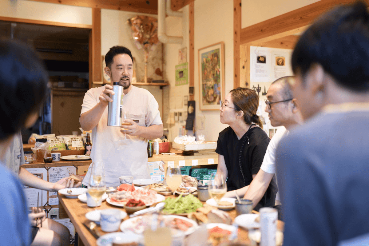 Mr. Sasagawa explaining the products while eating