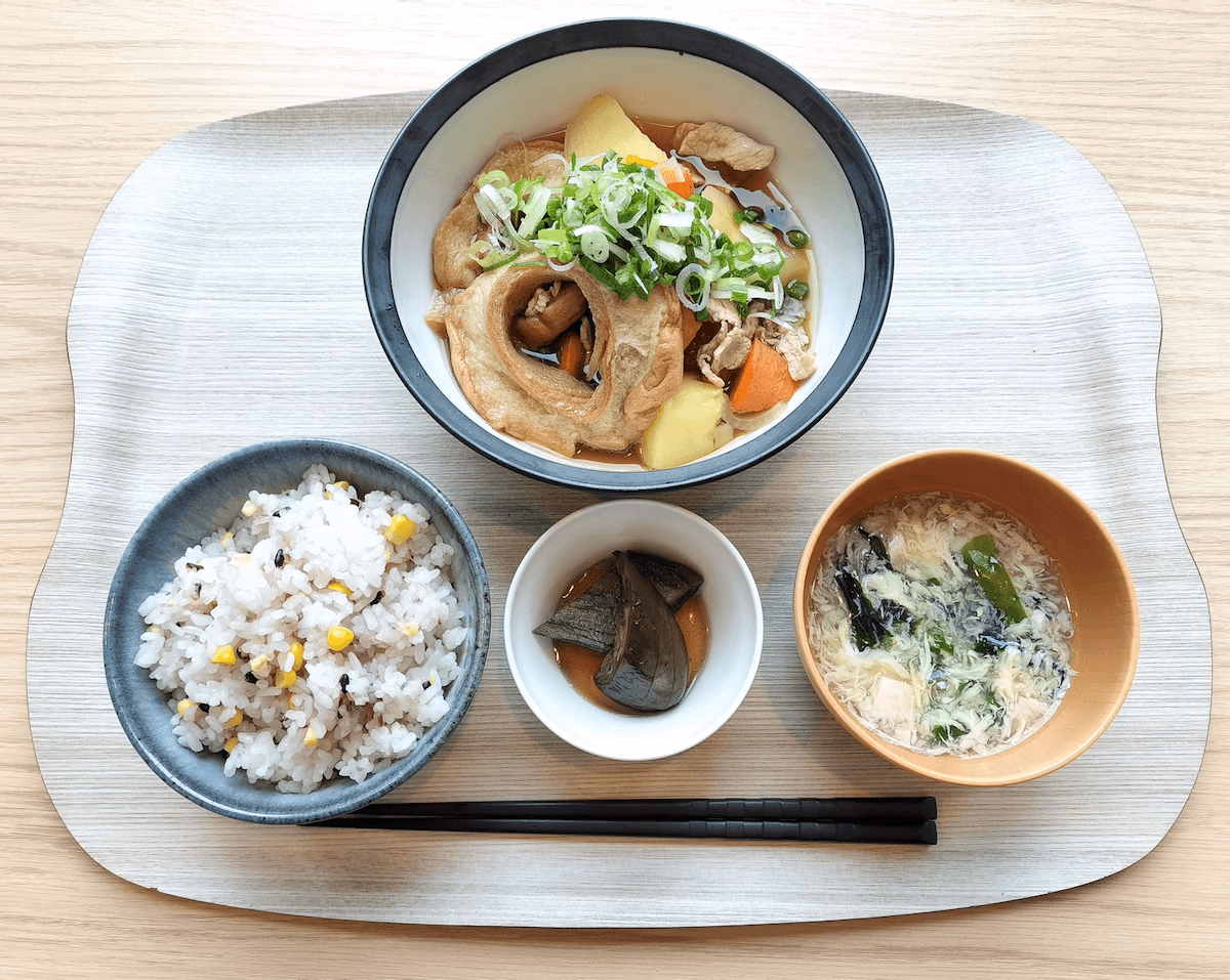 Meat and potato stew set meal with wheel-shaped gluten