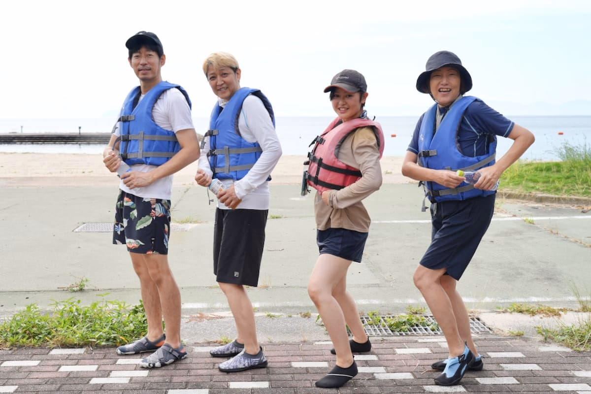 Four people posing with SUP oars