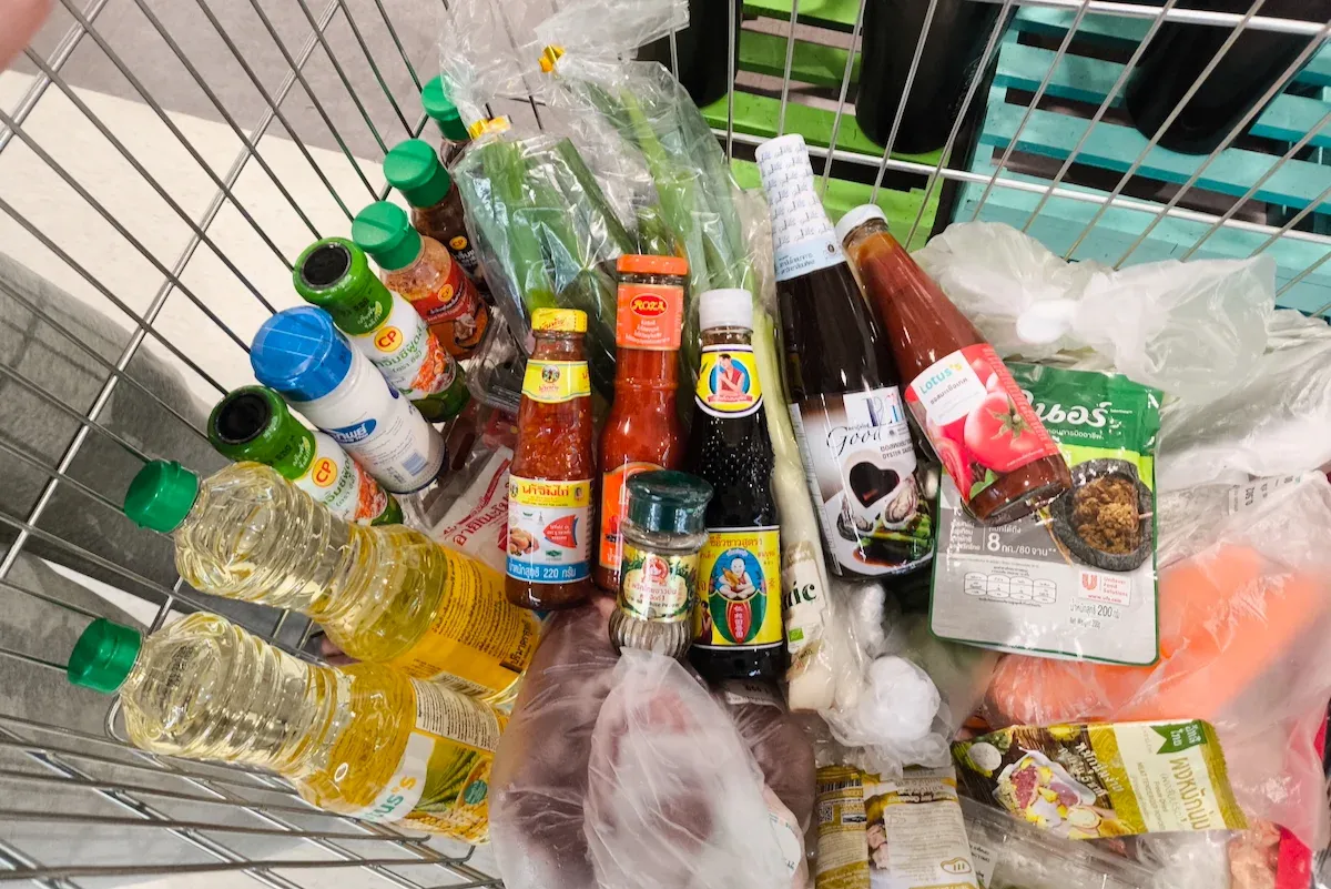 食材の入った買い物かご