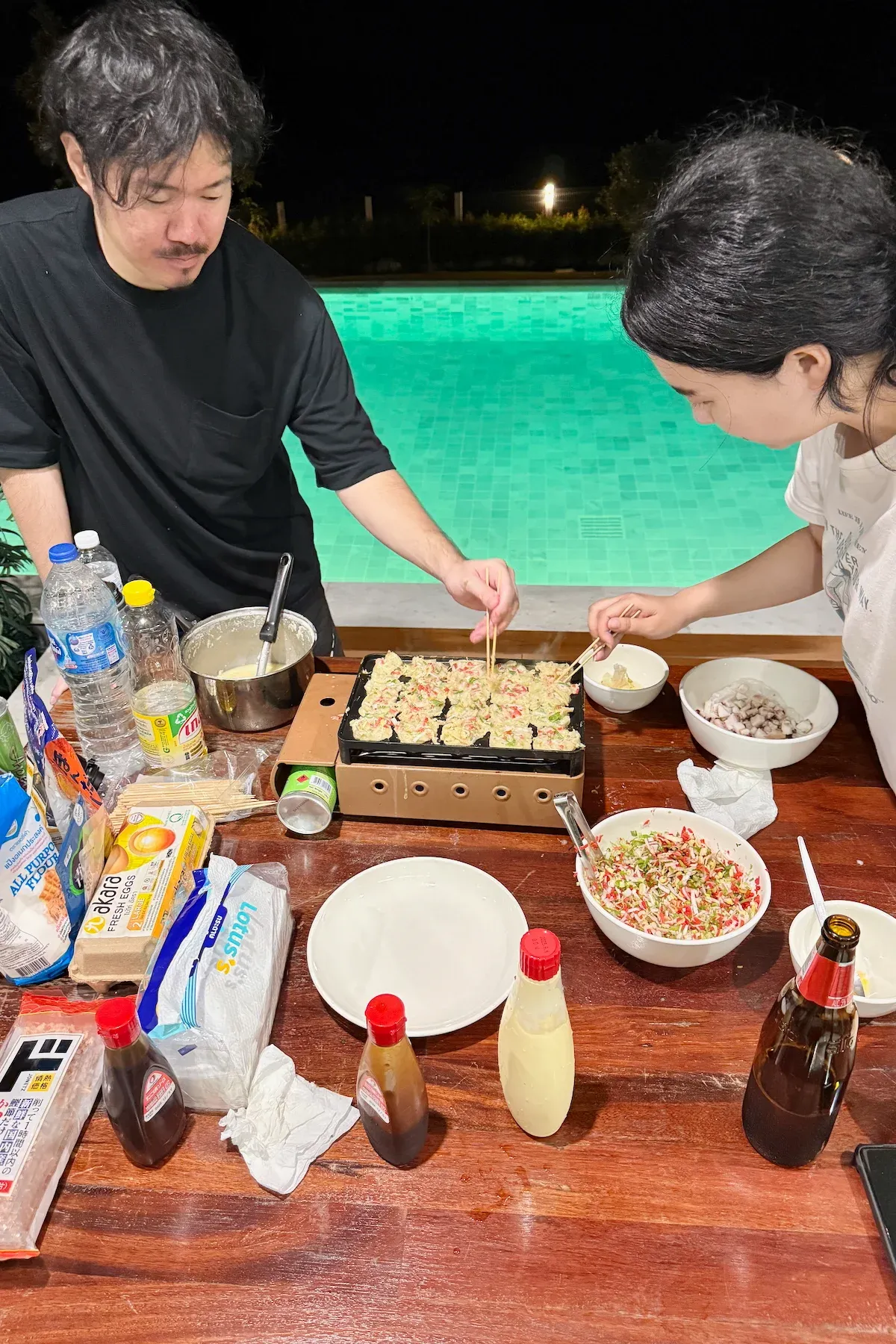 たこ焼きを焼いている様子