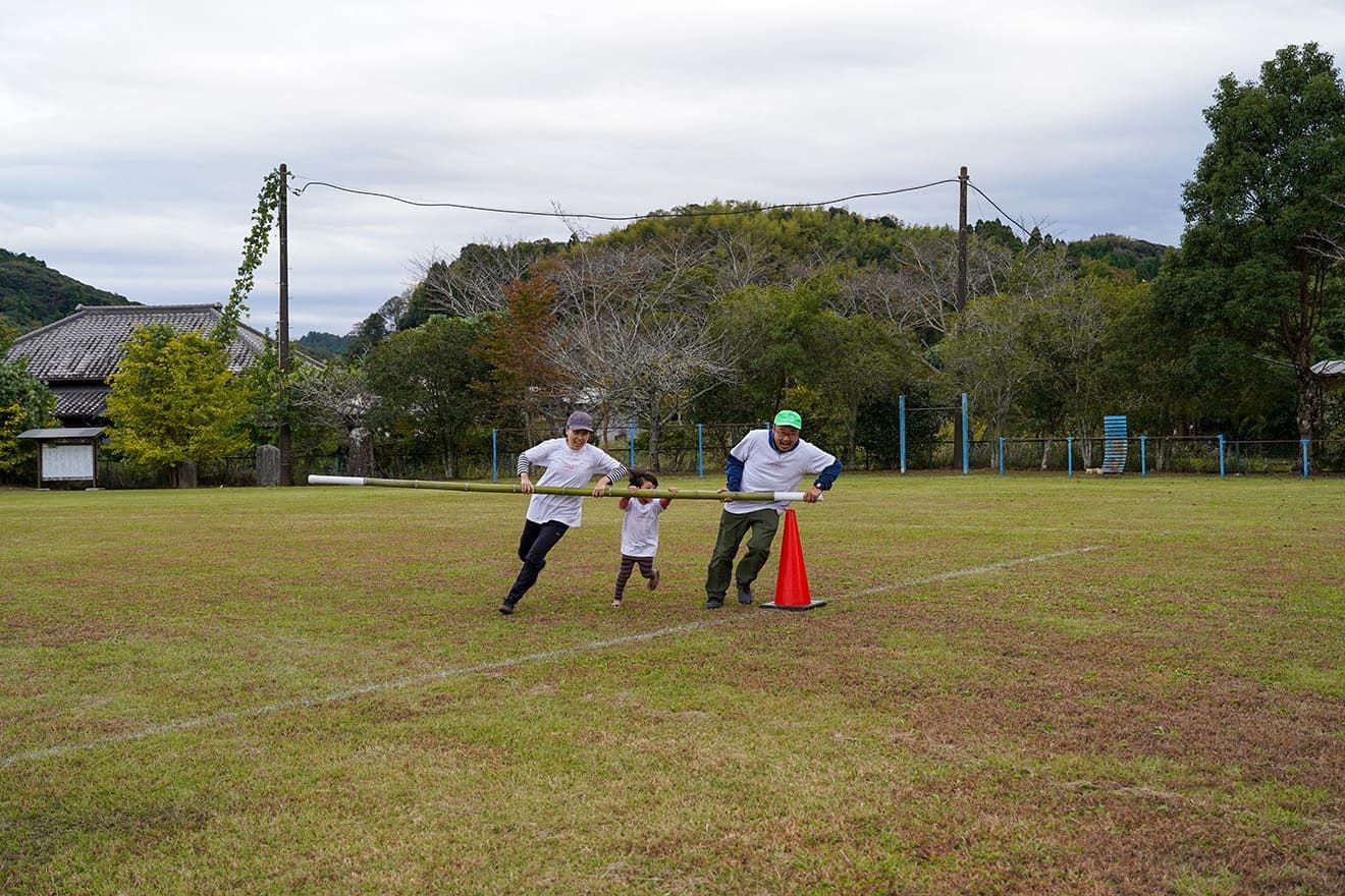 A woman, a man and a child running desperately in the "eye of the storm" event