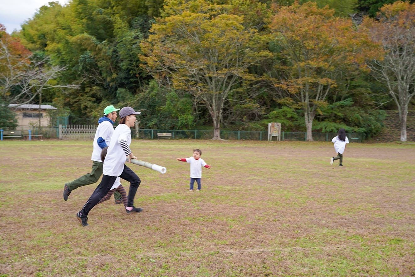 A woman, a man and a child running desperately in the "eye of the storm" event